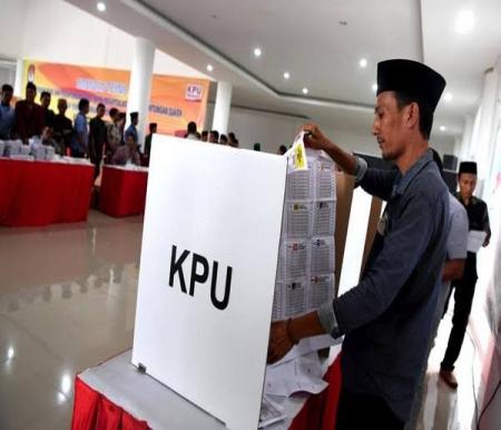 Ilustrasi ratusan warga Labusel, Sumatera Utara nyoblos surat suara di Rohil, Riau (foto/int)